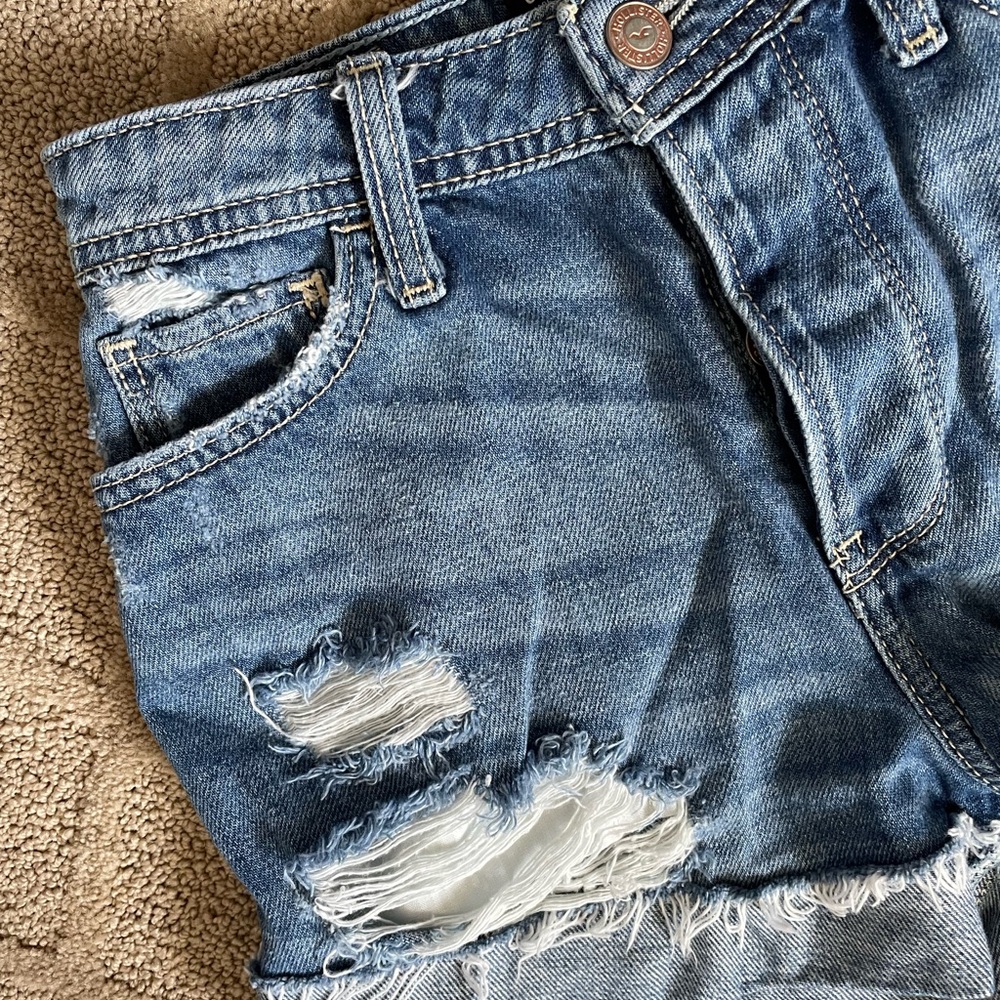 Hollister Frayed Denim Ripped Jean Shorts Size 24 - Picture 6 of 15